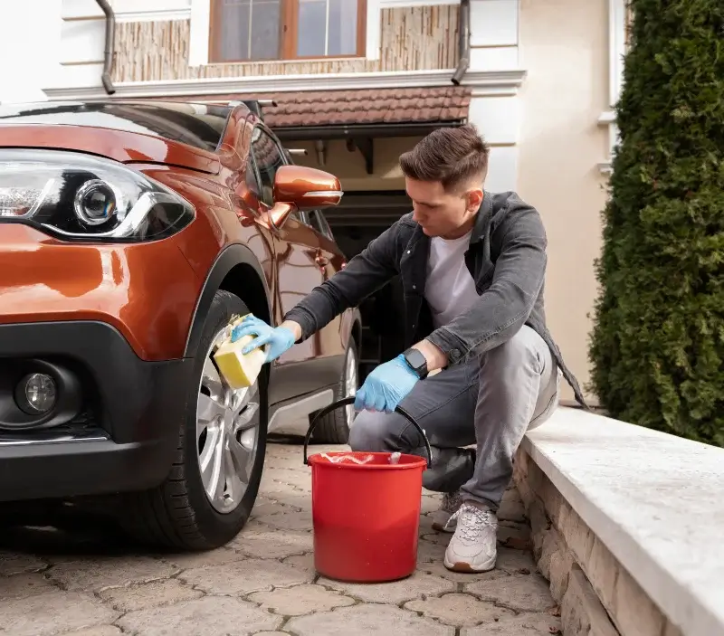 Lavage auto à domicile Matour : professionnel intervenant sur un véhicule
